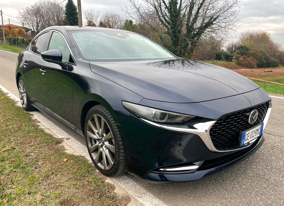 Mazda 3 Sedan: la prova della berlina a tre volumi con motore e